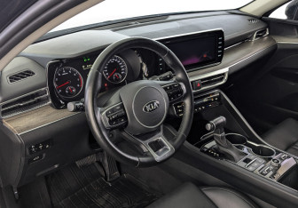 Подержанный автомобиль Kia K5 2021 года (15 фото)