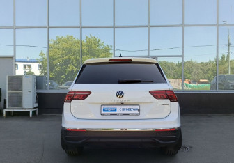 Подержанный автомобиль Volkswagen Tiguan 2021 года (6 фото)