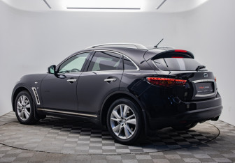 Подержанный автомобиль Infiniti QX70 2014 года (3 фото)