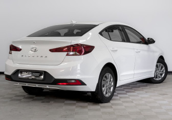 Подержанный автомобиль Hyundai Elantra Sedan 2020 года (5 фото)