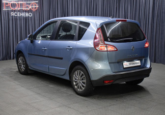 Подержанный автомобиль Renault Scenic 2011 года (7 фото)