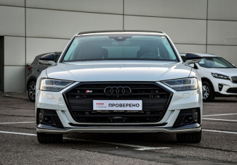 Подержанный автомобиль Audi S8 2020 года (41 фото)