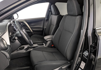 Подержанный автомобиль Toyota RAV4 2018 года (20 фото)