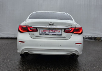 Подержанный автомобиль Infiniti Q70 2015 года (6 фото)