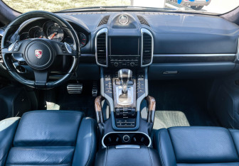 Подержанный автомобиль Porsche Cayenne 2012 года (12 фото)