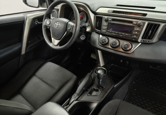 Подержанный автомобиль Toyota RAV4 2015 года (11 фото)