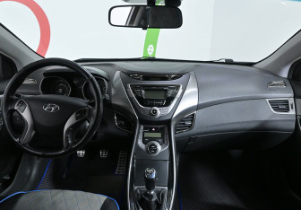 Подержанный автомобиль Hyundai Elantra Sedan 2012 года (8 фото)