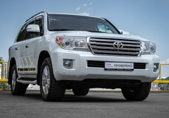 Подержанный автомобиль Toyota Land Cruiser Suv 2015 года (3 фото)