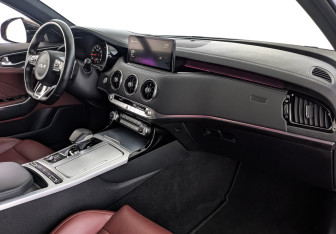 Подержанный автомобиль Kia Stinger 2022 года (13 фото)
