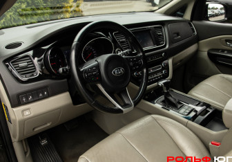 Подержанный автомобиль Kia Carnival 2017 года (25 фото)
