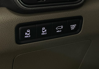 Подержанный автомобиль Kia Carnival 2025 года (17 фото)