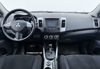 Подержанный автомобиль Mitsubishi Outlander 2008 года (12 фото)