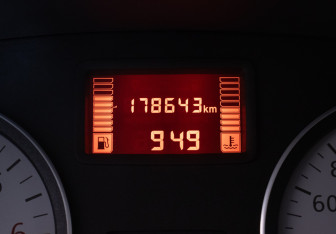 Подержанный автомобиль Renault Logan Sedan 2010 года (12 фото)