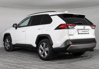 Подержанный автомобиль Toyota RAV4 2021 года (7 фото)