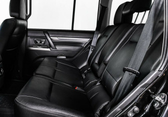 Подержанный автомобиль Mitsubishi Pajero 2015 года (14 фото)