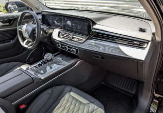 Подержанный автомобиль Hongqi HS5 2023 года (10 фото)