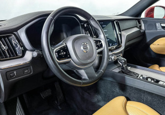 Подержанный автомобиль Volvo XC60 2018 года (13 фото)