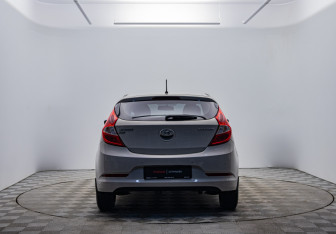 Подержанный автомобиль Hyundai Solaris Hatchback 2015 года (6 фото)