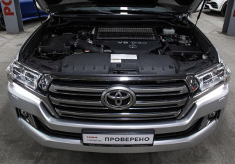 Подержанный автомобиль Toyota Land Cruiser Suv 2015 года (9 фото)