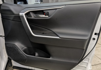 Подержанный автомобиль Toyota RAV4 2025 года (25 фото)
