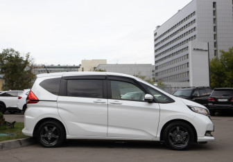 Подержанный автомобиль Honda Freed 2022 года (3 фото)