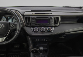 Подержанный автомобиль Toyota RAV4 2015 года (14 фото)