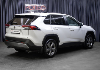 Подержанный автомобиль Toyota RAV4 2020 года (5 фото)