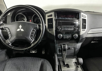 Подержанный автомобиль Mitsubishi Pajero 2015 года (12 фото)