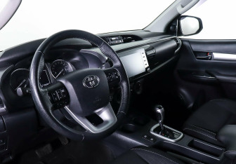 Подержанный автомобиль Toyota Hilux 2020 года (12 фото)