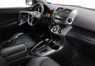 Подержанный автомобиль Toyota RAV4 2007 года (10 фото)