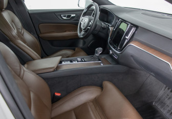 Подержанный автомобиль Volvo V60 Cross Country 2021 года (9 фото)