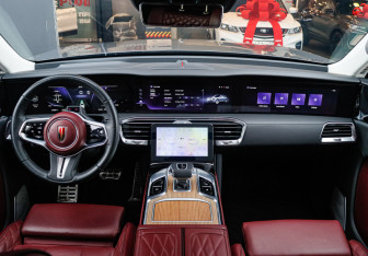 Подержанный автомобиль Hongqi E-HS9 2023 года (16 фото)