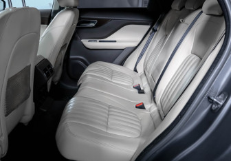 Подержанный автомобиль Jaguar F-Pace 2016 года (10 фото)