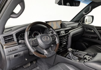 Подержанный автомобиль Lexus LX 2017 года (15 фото)