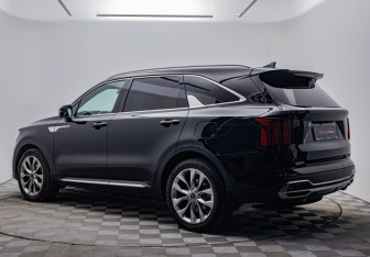 Подержанный автомобиль Kia Sorento 2022 года (3 фото)