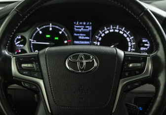 Подержанный автомобиль Toyota Land Cruiser Suv 2019 года (12 фото)