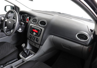Подержанный автомобиль Ford Focus Sedan 2010 года (6 фото)