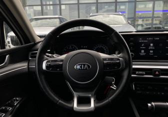 Подержанный автомобиль Kia K5 2020 года (14 фото)