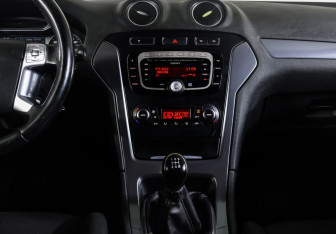 Подержанный автомобиль Ford Mondeo Sedan 2011 года (13 фото)