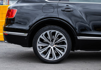 Подержанный автомобиль Bentley Bentayga 2016 года (13 фото)