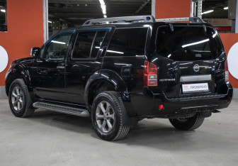 Подержанный автомобиль Nissan Pathfinder 2012 года (7 фото)