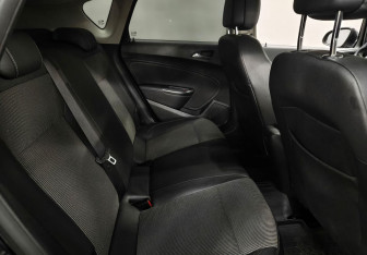 Подержанный автомобиль Opel Astra Hatchback 2011 года (12 фото)