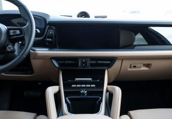 Подержанный автомобиль Porsche Cayenne 2025 года (17 фото)