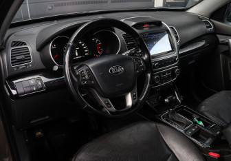 Подержанный автомобиль Kia Sorento 2015 года (16 фото)