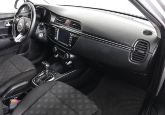 Подержанный автомобиль Kia Rio Sedan 2018 года (10 фото)