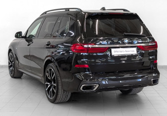Подержанный автомобиль BMW X7 2021 года (7 фото)