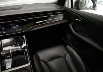 Подержанный автомобиль Audi Q7 2020 года (27 фото)
