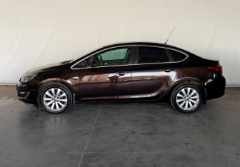Подержанный автомобиль Opel Astra Sedan 2014 года (7 фото)