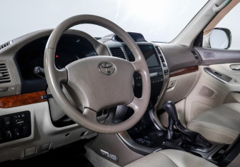 Подержанный автомобиль Toyota Land Cruiser Prado 2007 года (15 фото)