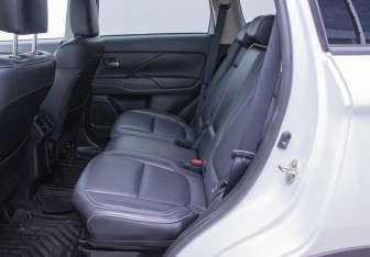 Подержанный автомобиль Mitsubishi Outlander 2020 года (11 фото)
